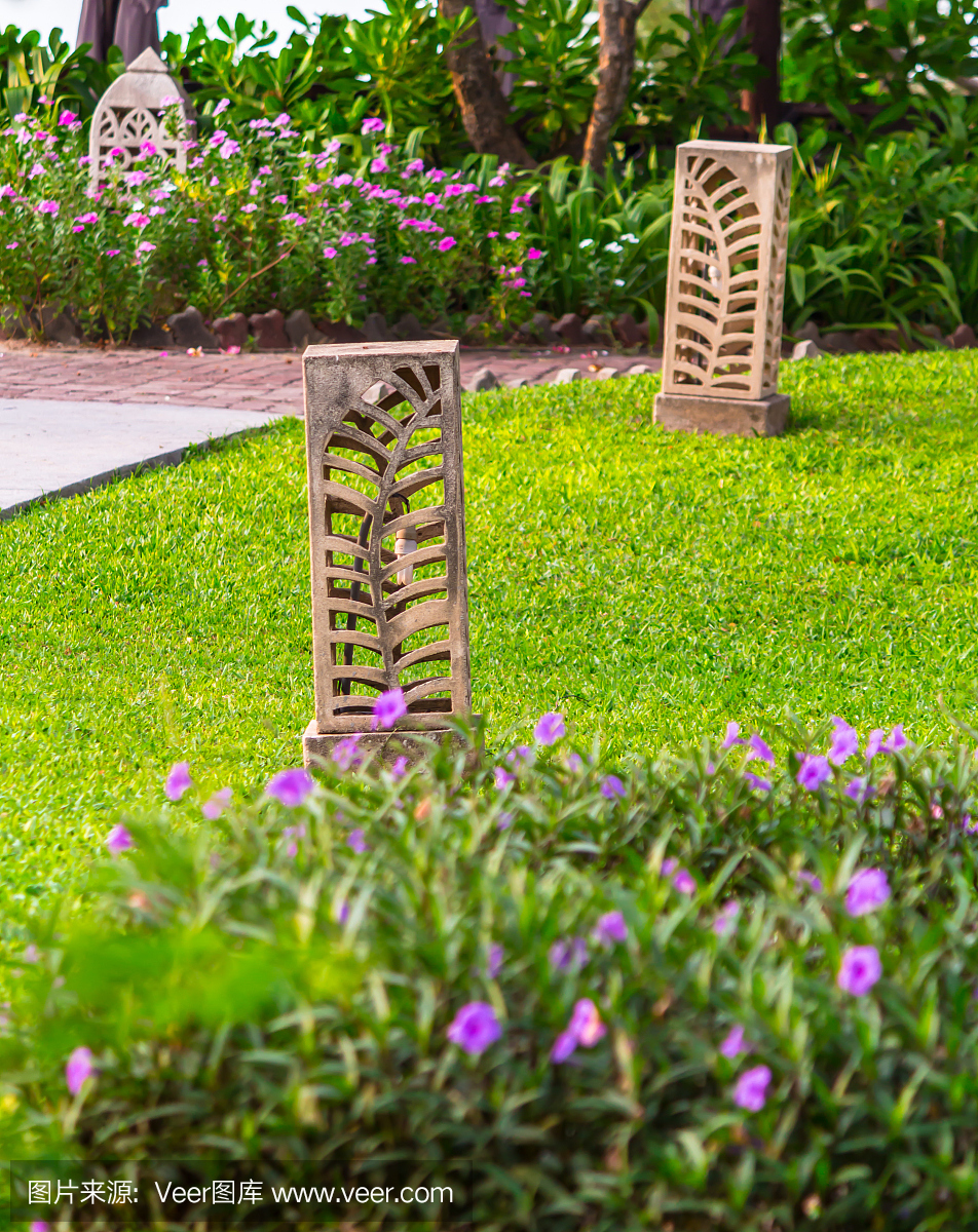 雕刻石燈裝飾園林。